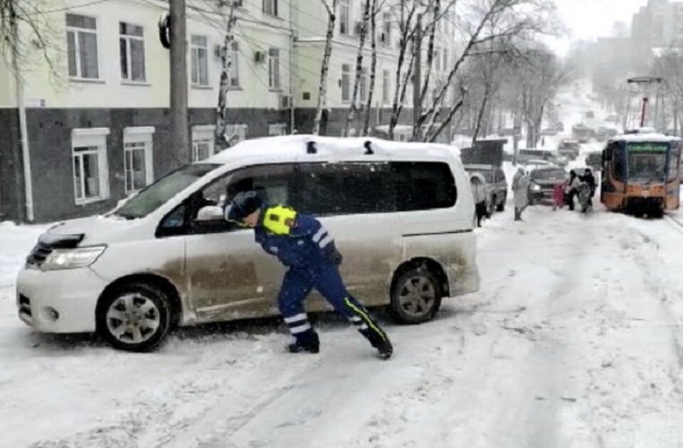     Машины выталкивают вручную и тросами Фото: Госавтоинспекция Хабаровского края