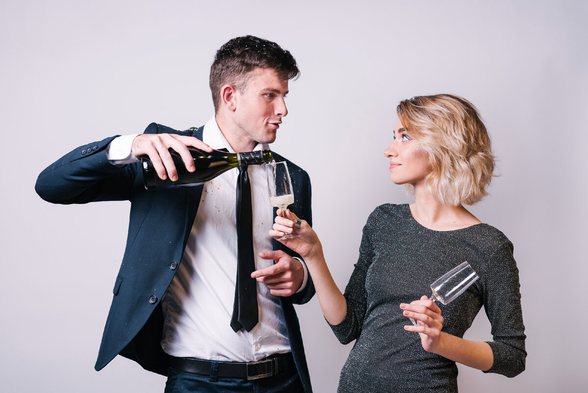 Изображение от <a href="https://ru.freepik.com/free-photo/young-woman-near-man-with-bottle-of-drink-pouring-glass_3492606.htm#page=2&query=%D0%BF%D0%B0%D1%80%D0%B5%D0%BD%D1%8C%20%D1%81%20%D0%B1%D1%83%D1%82%D1%8B%D0%BB%D0%BA%D0%BE%D0%B9%20%D1%88%D0%B0%D0%BC%D0%BF%D0%B0%D0%BD%D1%81%D0%BA%D0%BE%D0%B3%D0%BE&position=5&from_view=search&track=ais">Freepik</a>