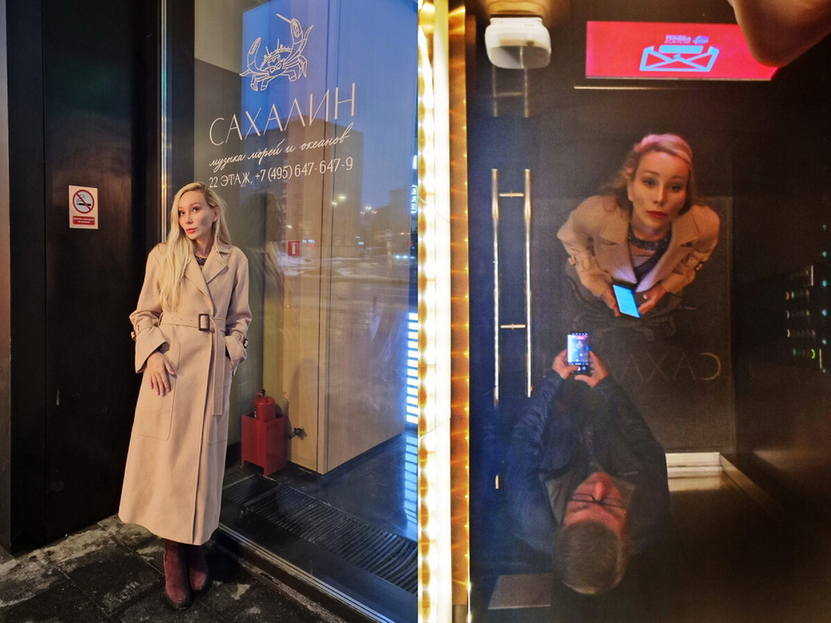 У входа и в лифте. Поднимаемся на 22-й этаж