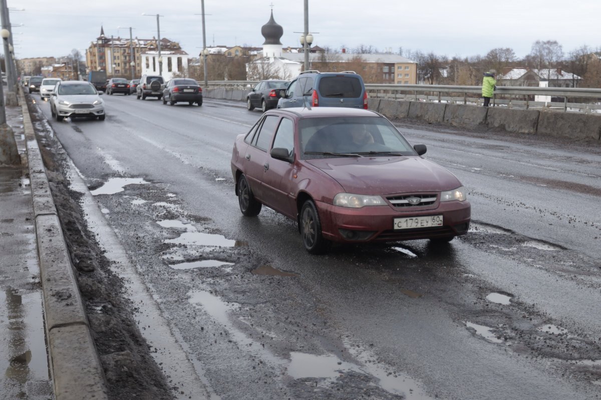    Асфальтобетонное покрытие Ольгинского моста начали фрезеровать в Пскове
