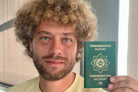 Варламов, паспорт для него не гражданство, это бумажка без обязательств, для удобства. Иноагентом стал недавно, пожаловался на снижение доходов от рекламы из России.