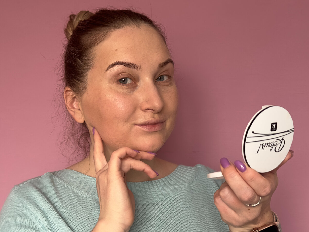 У тона комфортное покрытие и очень красивый финиш живой и здоровой кожи. Наносить его лучше спонжем, кисть с ним работает хуже. 