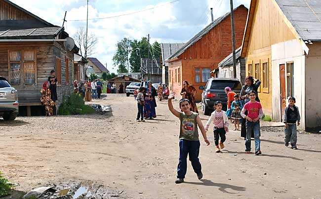 Цыганский поселок. Цыгане деревня. Цыганские дети. Цыгане в поселке. Цыганский поселок чудово.