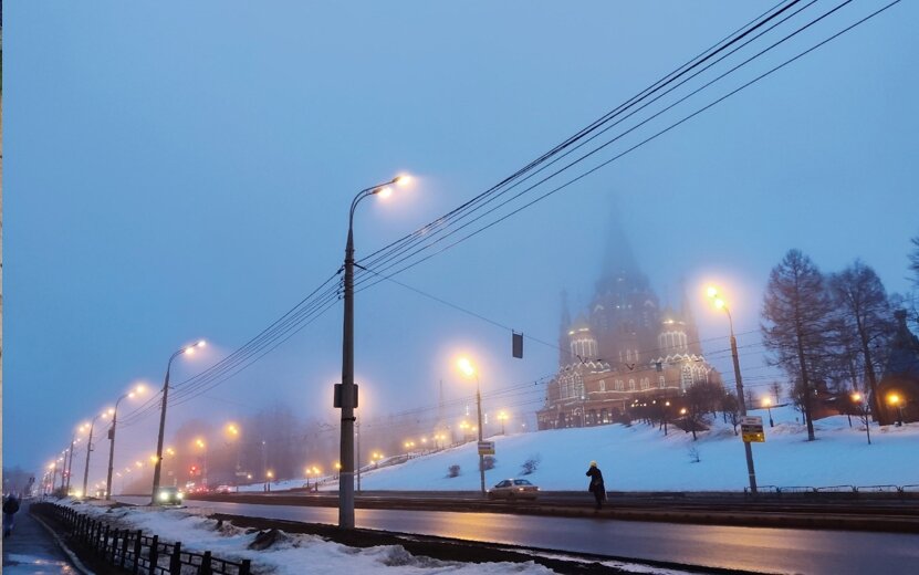  Теплый весенний туман окутал город. Фото: Полина Андрианова