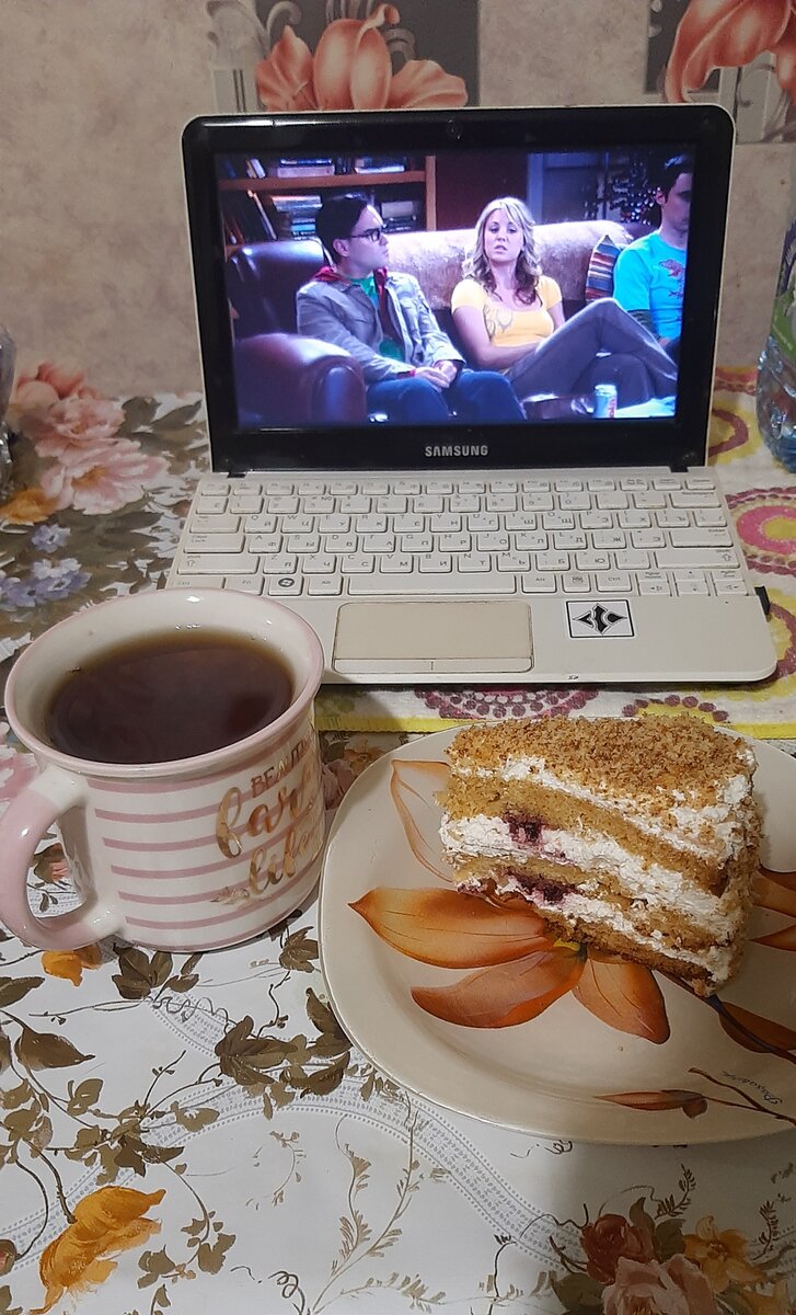 Одной картошкой дело не закончилось. В ход пошли остатки торта с недавнего празднования дня рождения :)