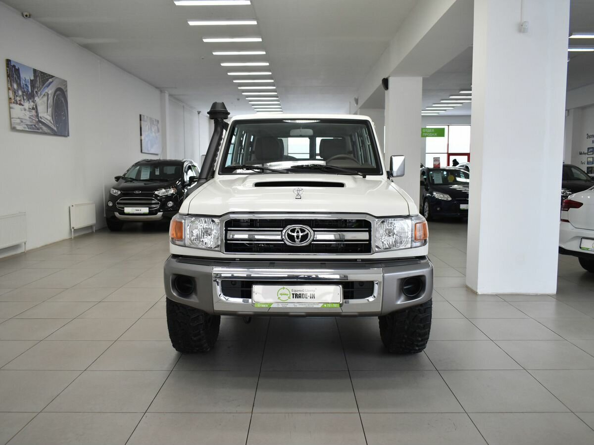 Toyota Land Cruiser 76. Источник иллюстрации - auto.ru