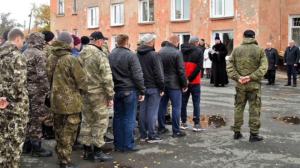     Сколько человек подали иски против военкоматов, в военном суде не уточнили