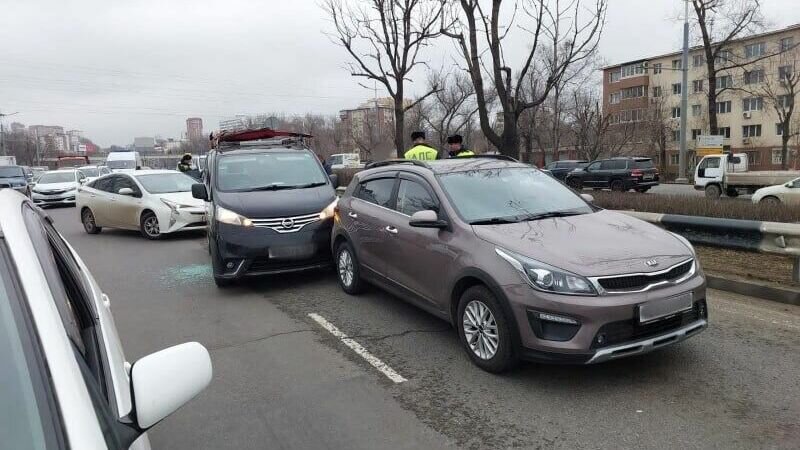     Во Владивостоке наркоманка угнала автомобиль, сбила его владельца, скрылась с места происшествия и по пути собрала несколько легковушек.