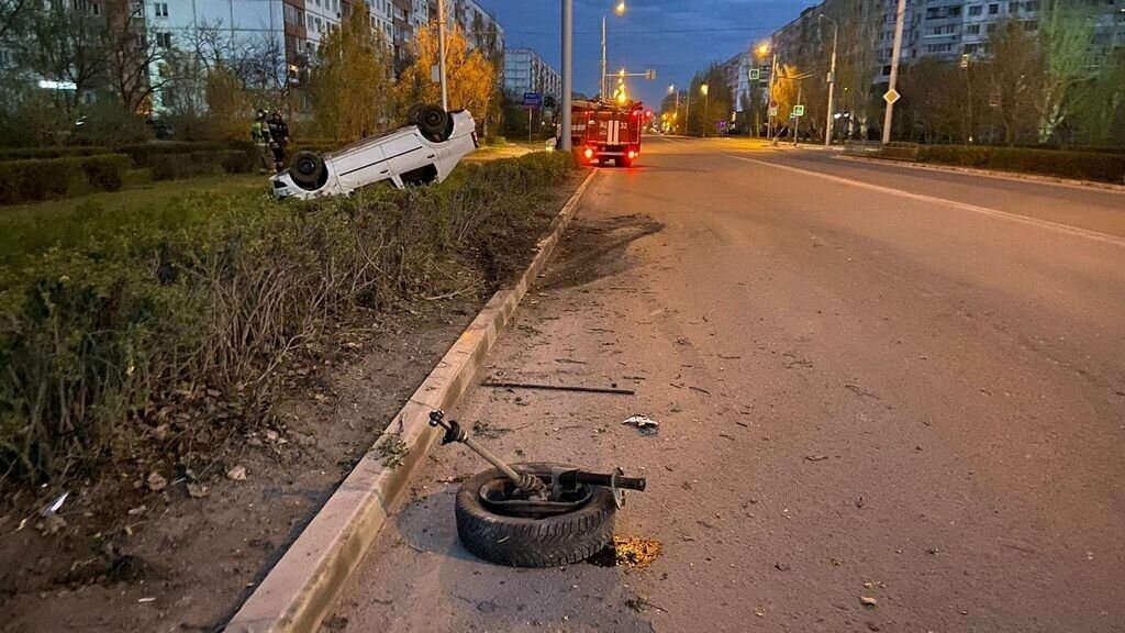     41-летний волжанин угодил в больницу после опасного ДТП, когда «Рено» вылетел на тротуар и перевернулся, сообщает издание «НовостиВолгограда.ру» со ссылкой на полицейское ведомство.