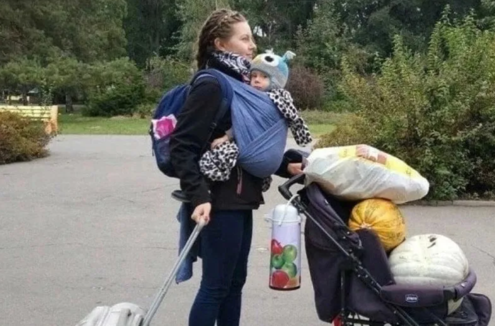 Дети везут коляску. Женщина с ребенком в коляске. Женщина с коляской. Женщина с коляской и сумками. Мама с коляской.