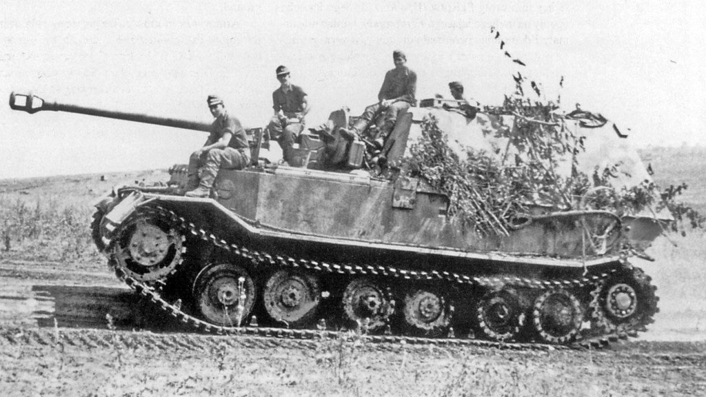 САУ "Фердинанд" с экипажем на броне. Фото из открытых источников