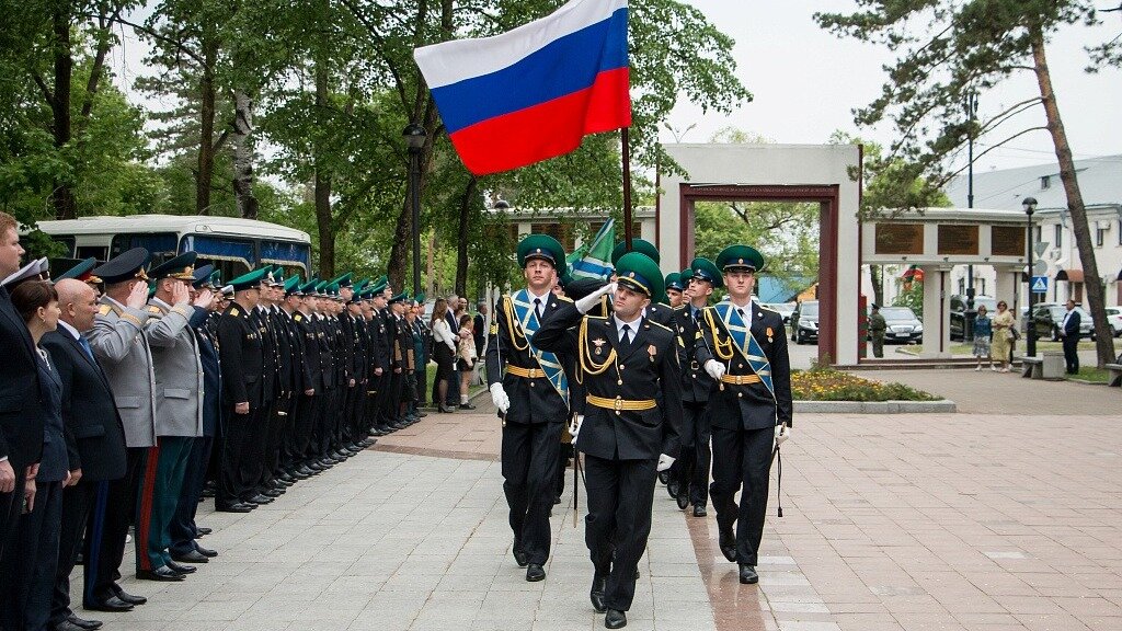     В преддверии Дня пограничника на Уссурийском бульваре состоялся митинг, который закончился концертом.
