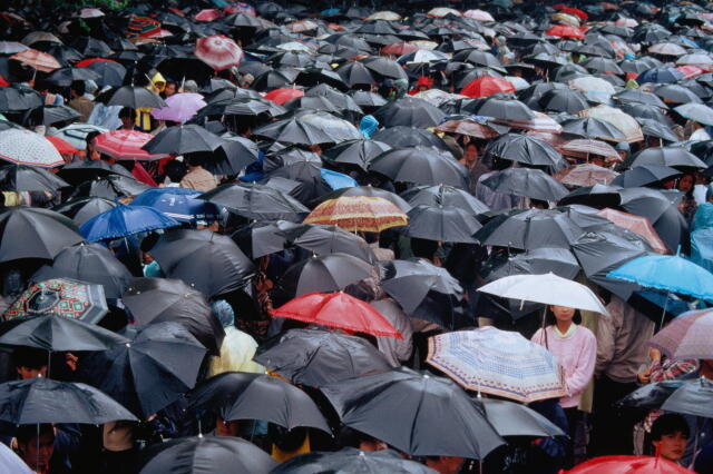 фото из интернета. Народ идёт с работы.