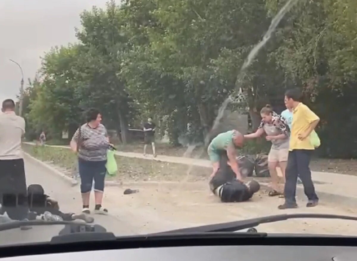 Девушка дерется с девушкой