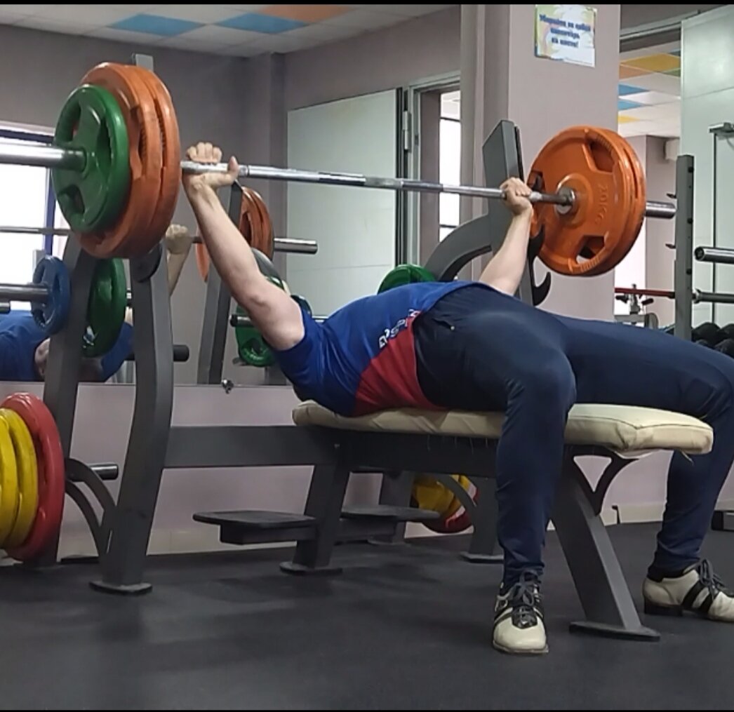 В настоящее время жим лёжа с нагрузкой 120 кг. в отказ на 6-ом, а то и 5-ом повторе. 