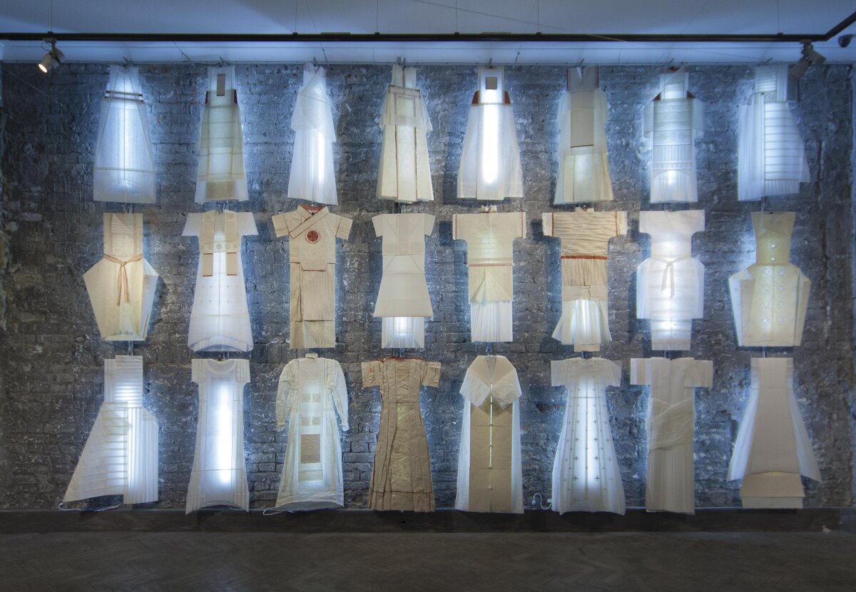    Татьяна Баданина. «Белые одежды. Посвящение». Выставка «ПроСвет», 2012 г., фото: Пресс-служба музея