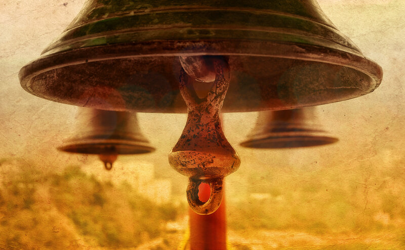 Каждому подозреваемому было предложено коснуться колокола рукой. (Image: Aapthamithra via Dreamstime)