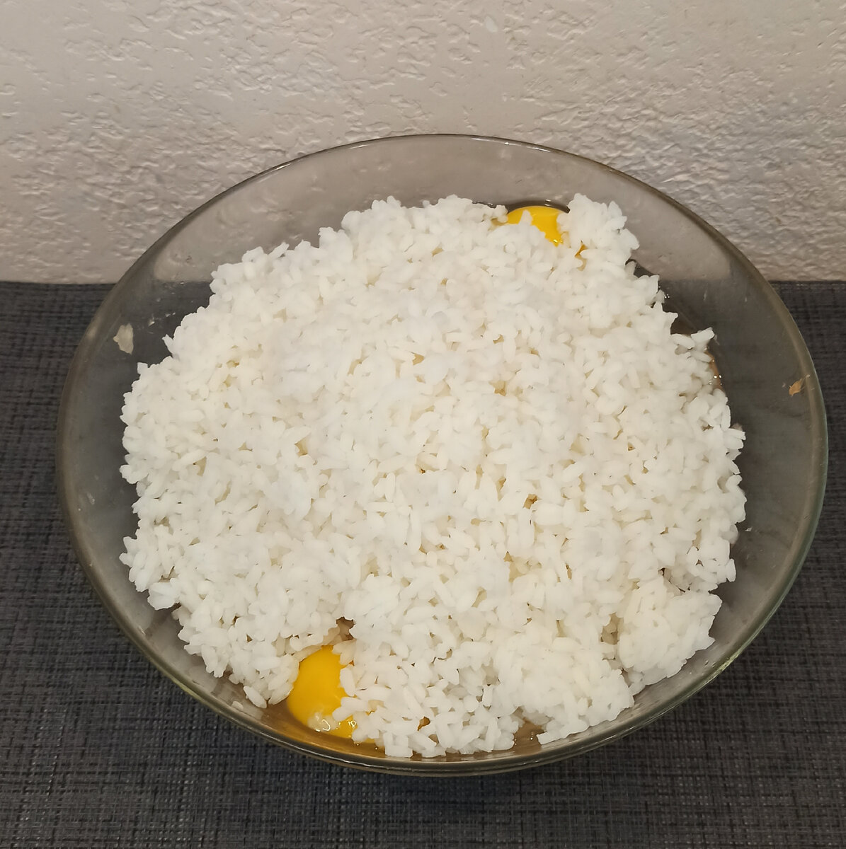 «Ёжики» из фарша с рисом, тушенные в овощном соусе: рецепт - Лайфхакер