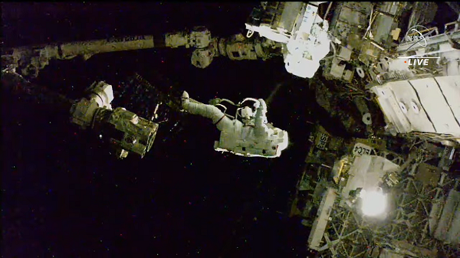 Уоррен Хобург перемещается на манипуляторе SSRMS. Фото: NASA-TV