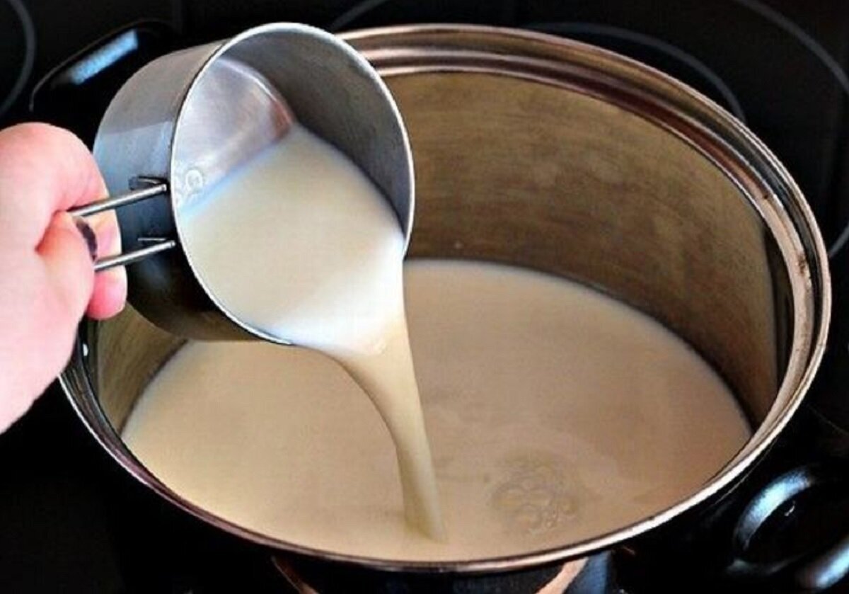Ингредиенты:  1. Наливаем необходимое количество молока в кастрюлю и ставим посуду на слабый огонь, доведя жидкость до кипения.  2.Солим ,сахарим  3.