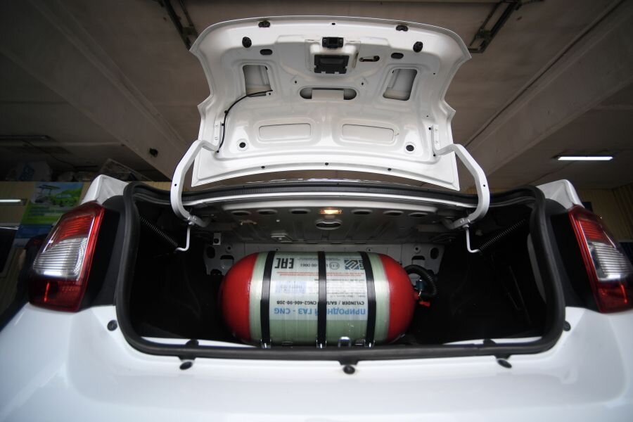    Газовый баллон в легковом автомобиле © Максим Богодвид/РИА Новости