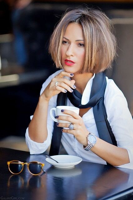 Классический Боб с пробором по середине.