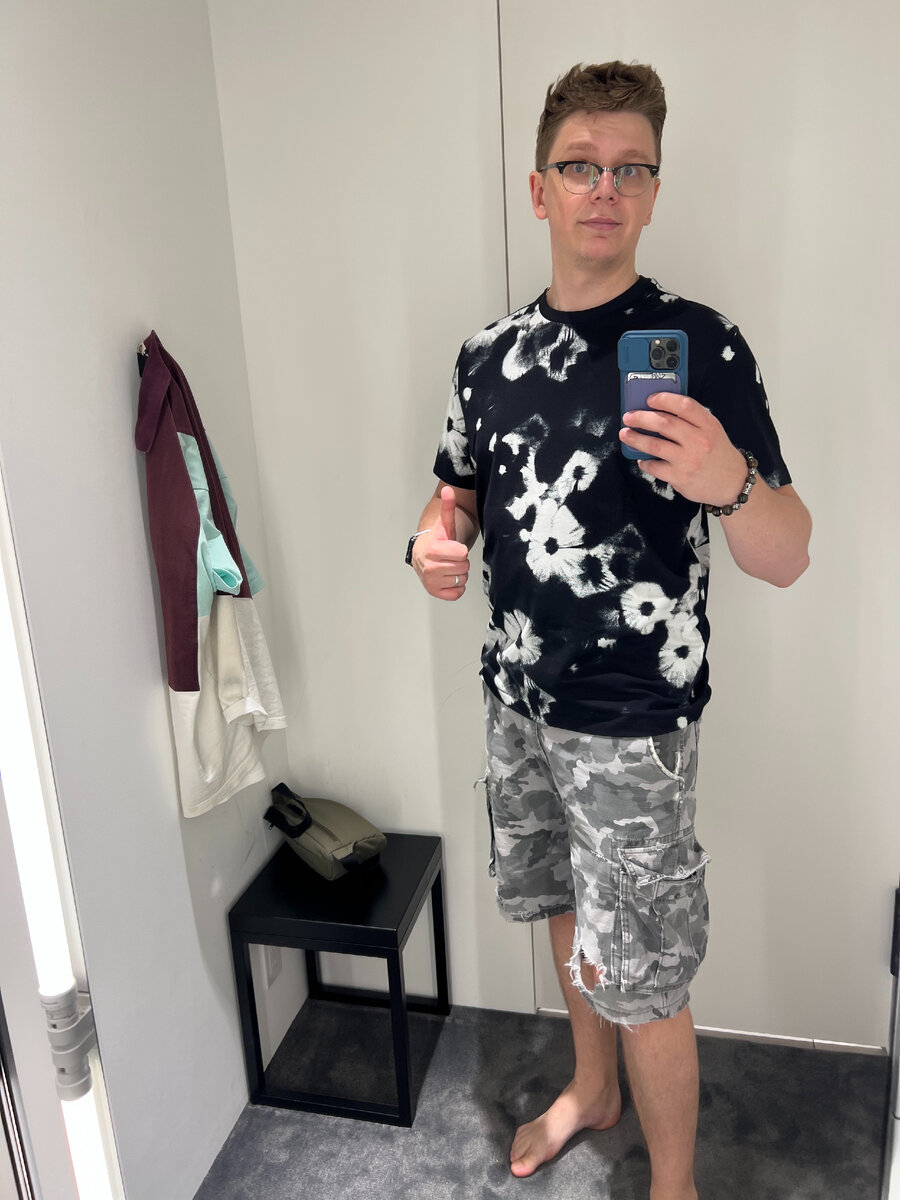 В Японии, чтобы зайти в примерочную нужно снять обувь