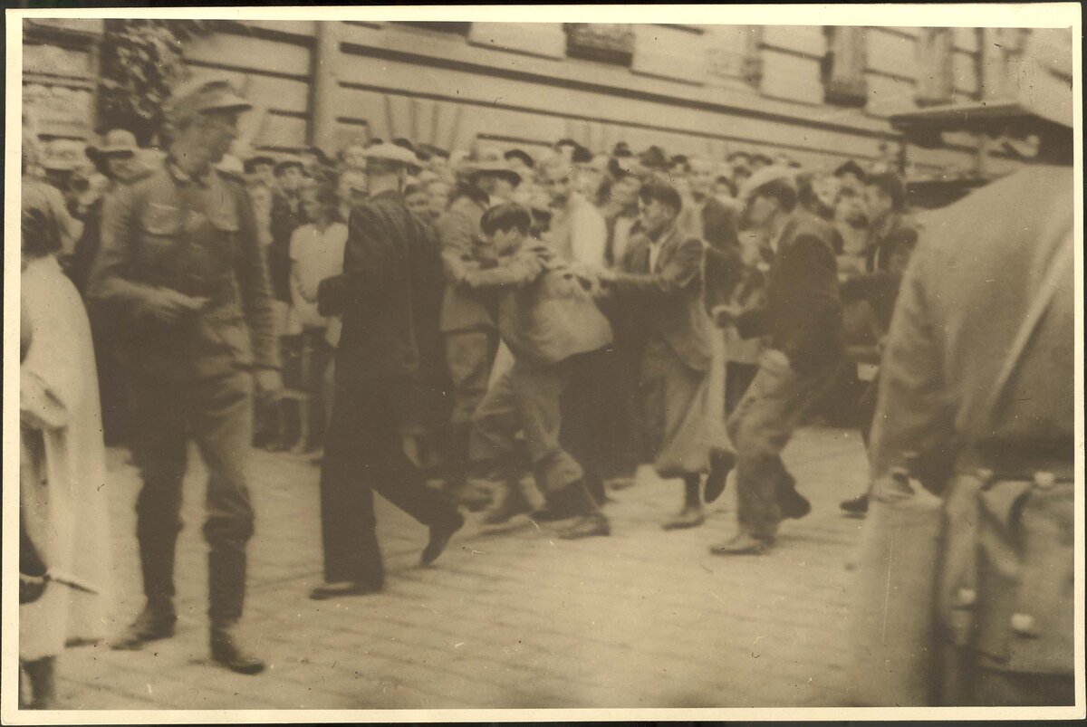 Евреев окружают на улице во время погрома. Yad Vashem