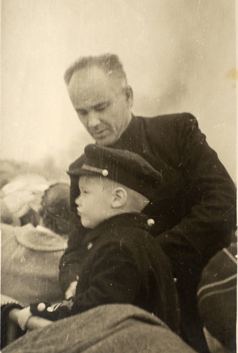 Пятилетний Володя Конкин с отцом. 1956 год