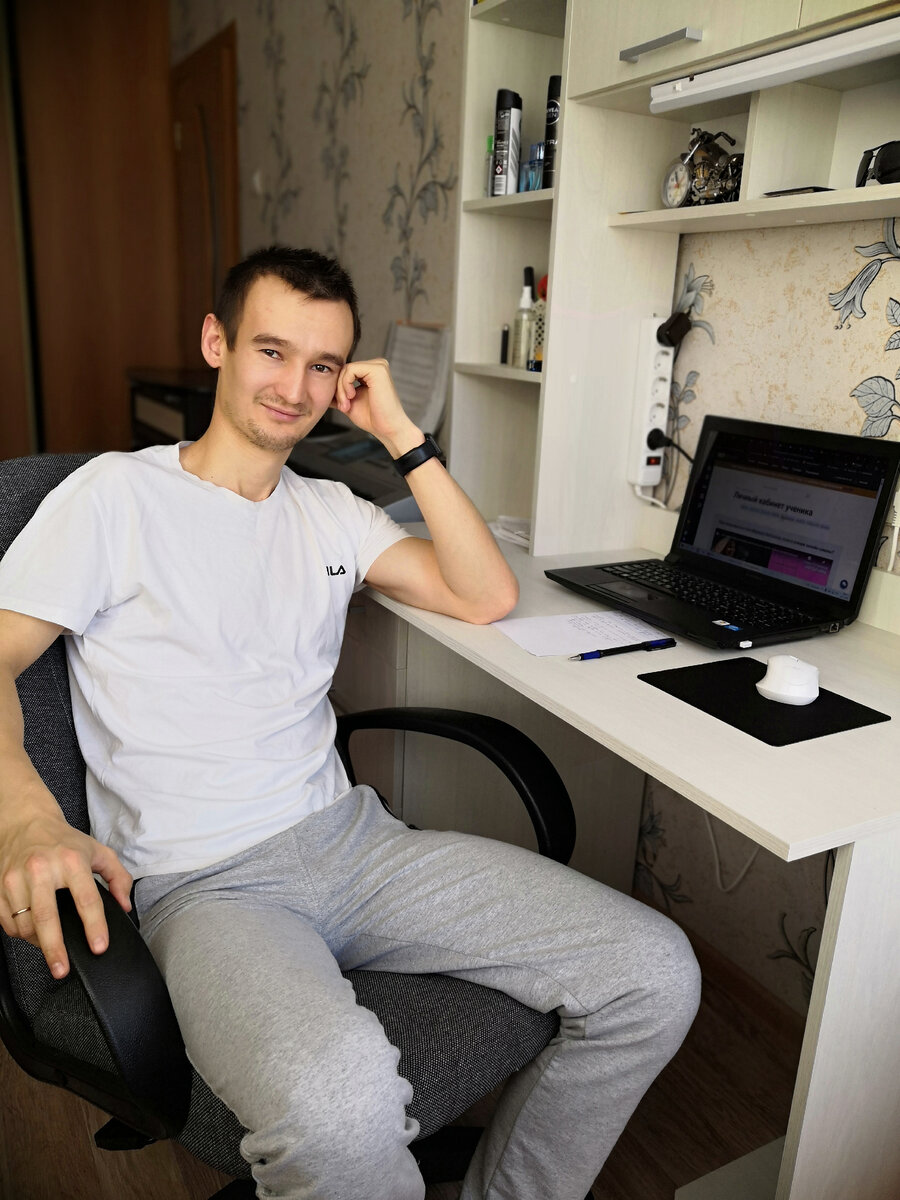 Десятый день после увольнения, первое фото за новым компьютерным столом, организовал себе рабочее место для работы онлайн