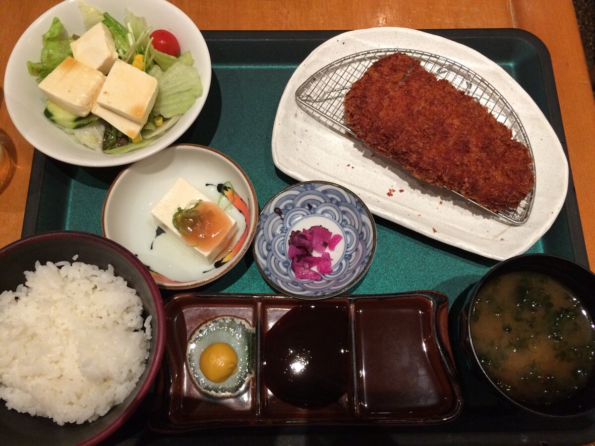 Суп, закуска, горячее, гарнир, десерт — всё перед вами. Разных вкусов)