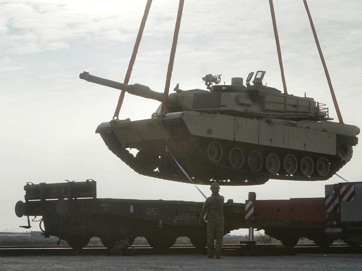    Переброска бронетехники НАТО по железной дороге© AP Photo / Andreea Alexandru