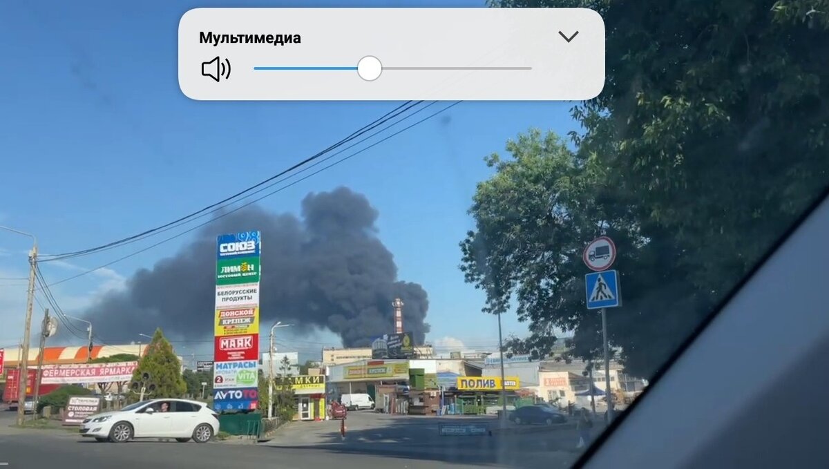     В Интернете опубликовали видео крупного пожара на складе с бумагой и картоном в Ростовской области, ролик разместил Telegram-канал Don_Mash.