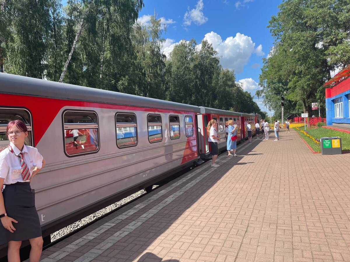 Детская железная дорога в городе Новомосковске Тульской губернии. "Скорый" поезд тут идёт по маршруту аж двенадцать минут, а "пассажирский" гораздо медленнее - целых пятнадцать.-2