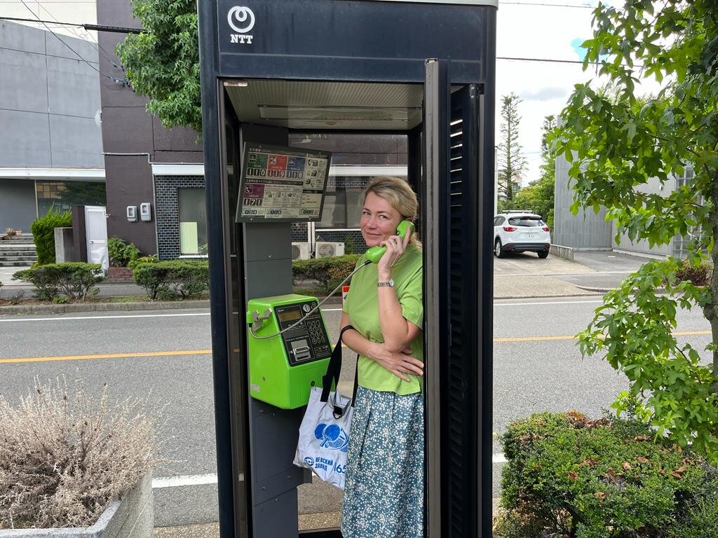 Сейчас попробую позвонить. Что для этого нужно? Фото автора. Футболку нарядила специально под цвет телефона😊