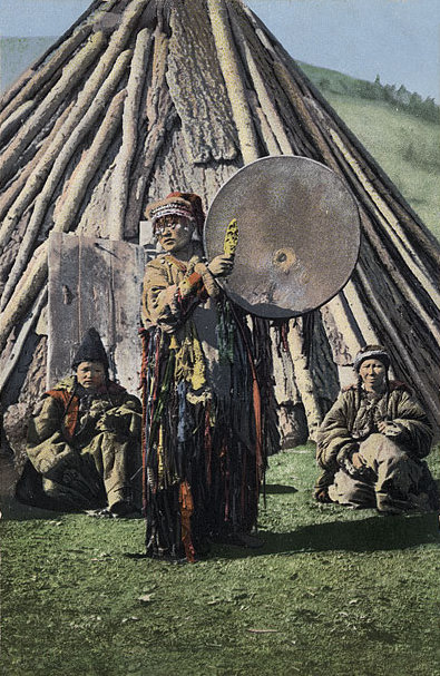 Алтайская шаманка с бубном на фоне традиционного жилища — чаадыра. 1911-1914 годы