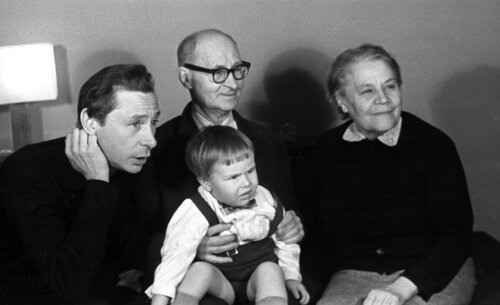 Олег Ефремов с родителями и сыном Мишей