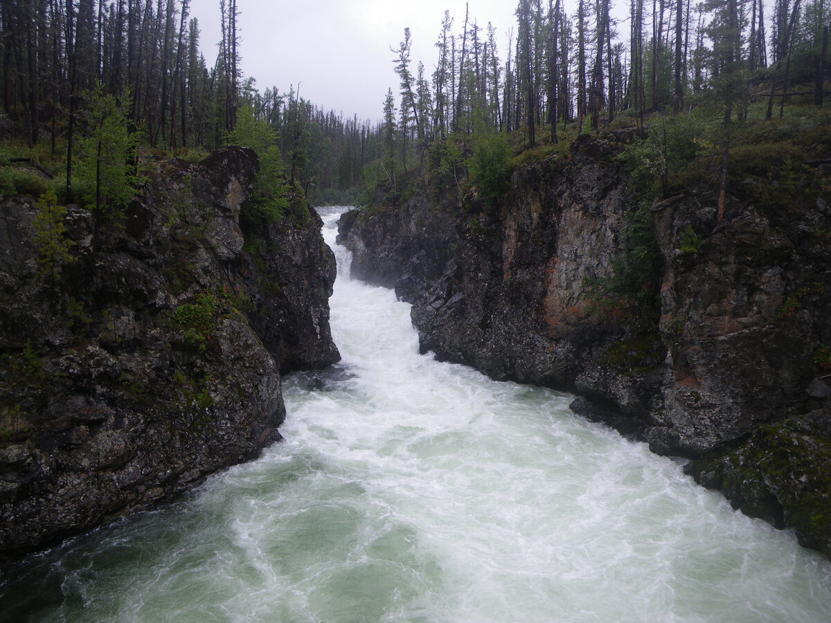 А это водопад, дающий начало глубокой и быстрой реки.