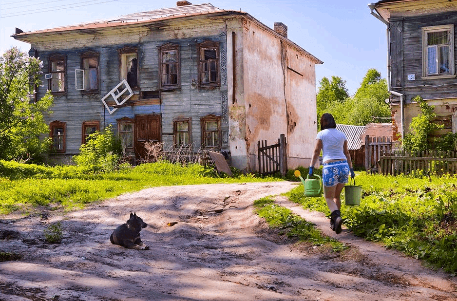 В городах можно надеяться на реновацию, а с деревне или маленьких поселках так и живут. https://cpiter.ru