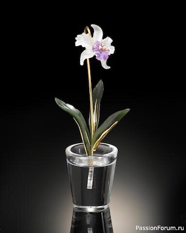 Композиция «Орхидея». Растение стоит в вазе, вырезанной из оптически прозрачного горного хрусталя. Сама орхидея вырезана из двух частей: внешние лепестки вырезаны из матового прозрачного горного хрусталя, а центр вырезан из аметиста и украшен тремя бриллиантами круглой огранки. Листья вырезаны из сибирского нефрита.  Высота 12, 7 см