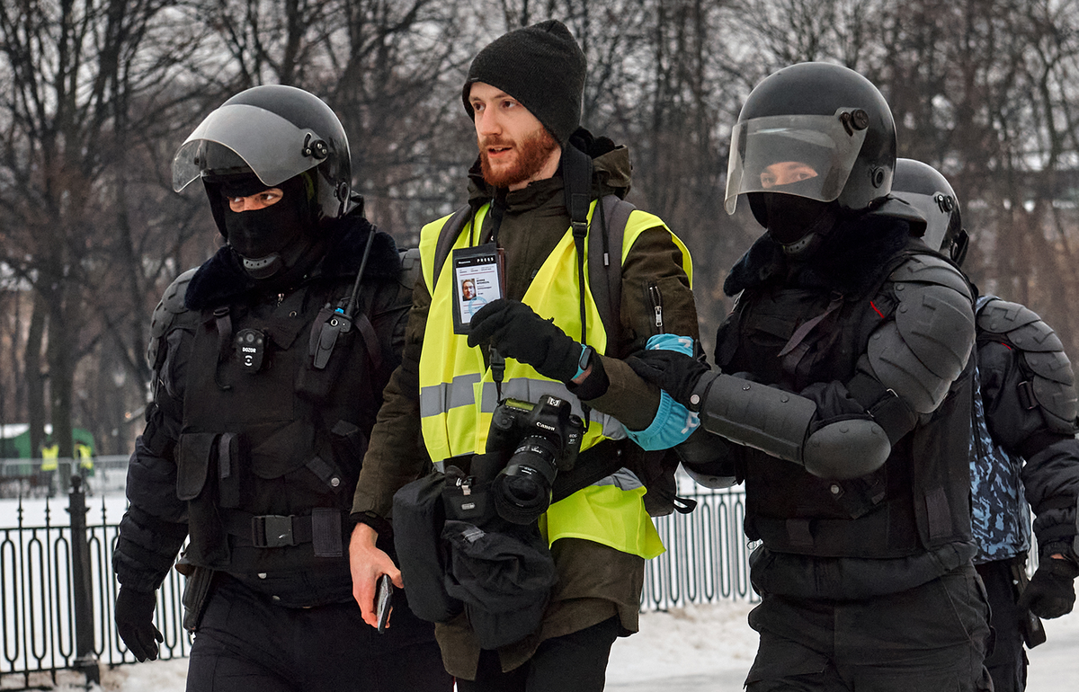Против российских сми. Журналист на митинге. журналисты и полиция. сми на митингах. репортер и полиция.