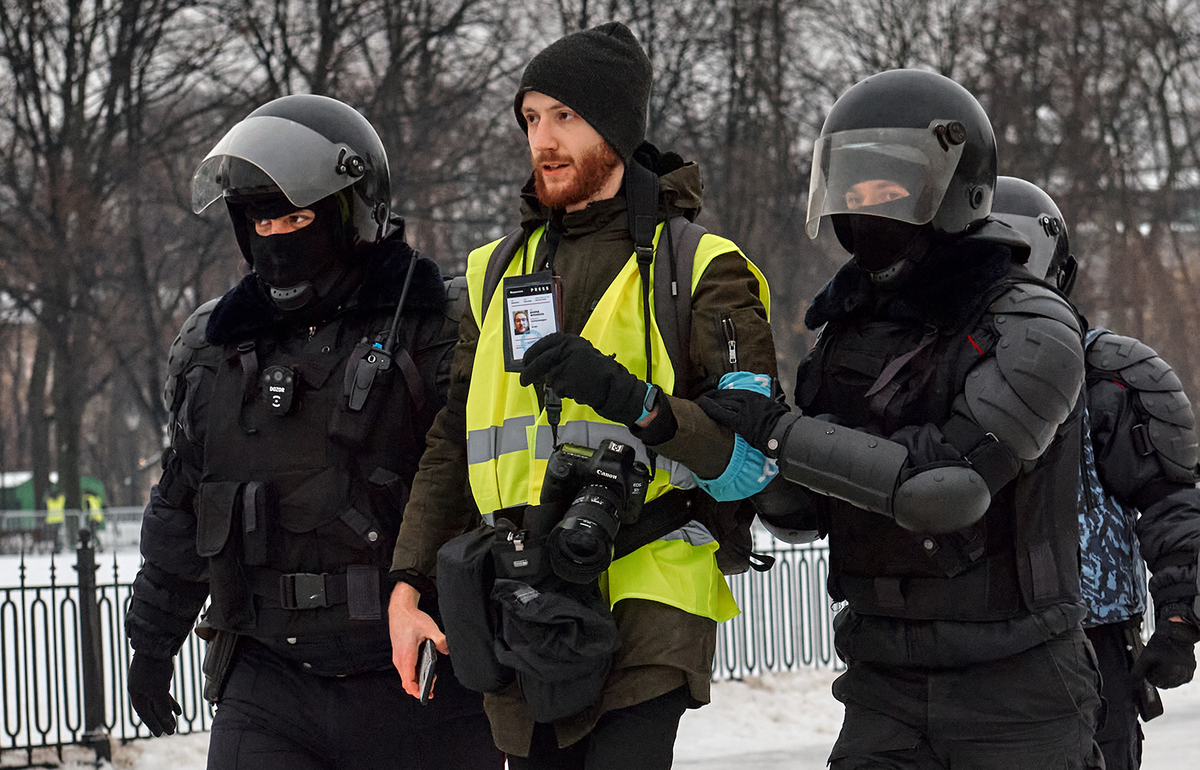 Последние новости российских сми. Журналист на митинге. Журналисты и полиция. Пресса на митинге. СМИ на митинге.