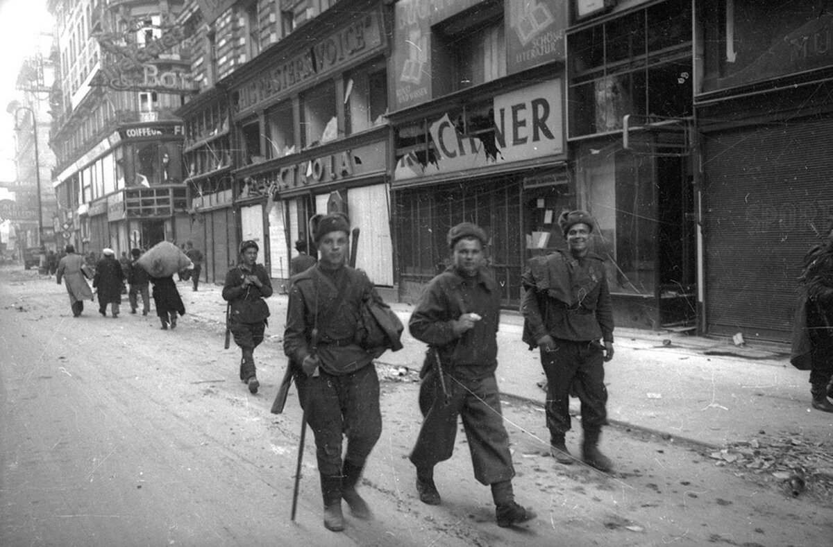 Советские солдаты в Вене 1945. Красная армия в Будапеште. Советские войска в Вене. Красная армия в Вене.