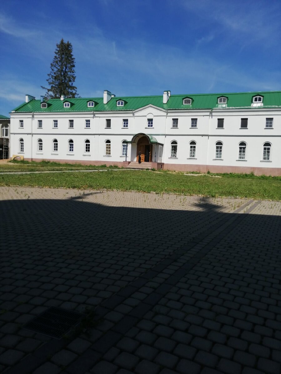 Всех приветствую! Я - Елена, 17 лет зарабатываю в интернете. Здесь делюсь своим опытом заработка в интернете и пишу о финансах.
На фото Никандрова Пустынь. В кадре столовая, где едят монахи и рабочие. 