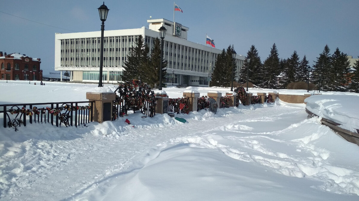 Замки расползаются по металлической ограде. Томск, фото автора