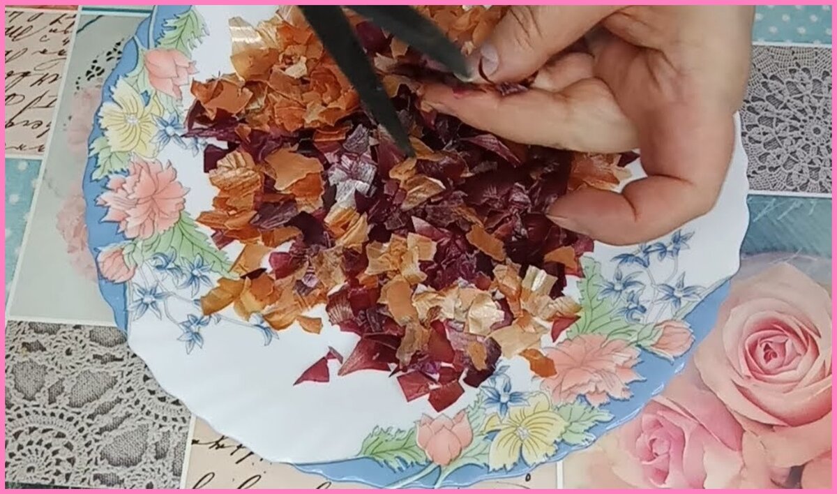Режем шелуху от яиц мелкими кусочками.
