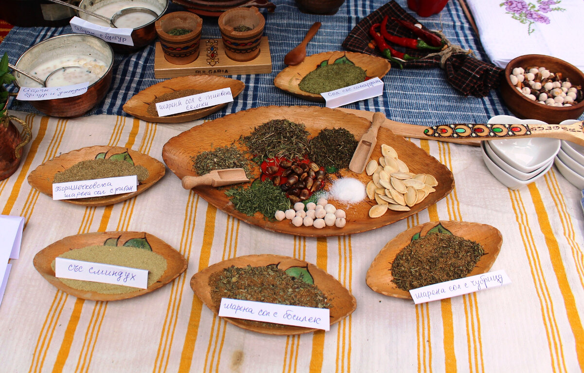 Мерудия, шарена сол – традиционная болгарская смесь приправ, содержащая соль, красный перец, пажитник и другие приправы, в зависимости от региона и конкретного рецепта. Фото из общедоступных источников.