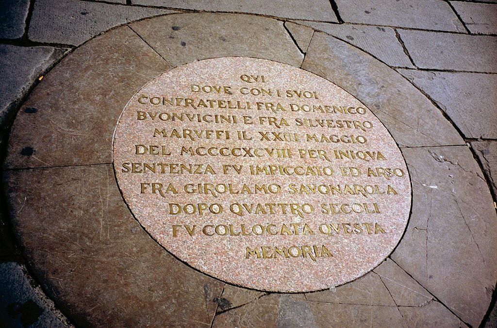 Мемориальная таблица на месте казни Савонаролы, вмурованная в брусчатку площади Синьории. Фото из открытых источников