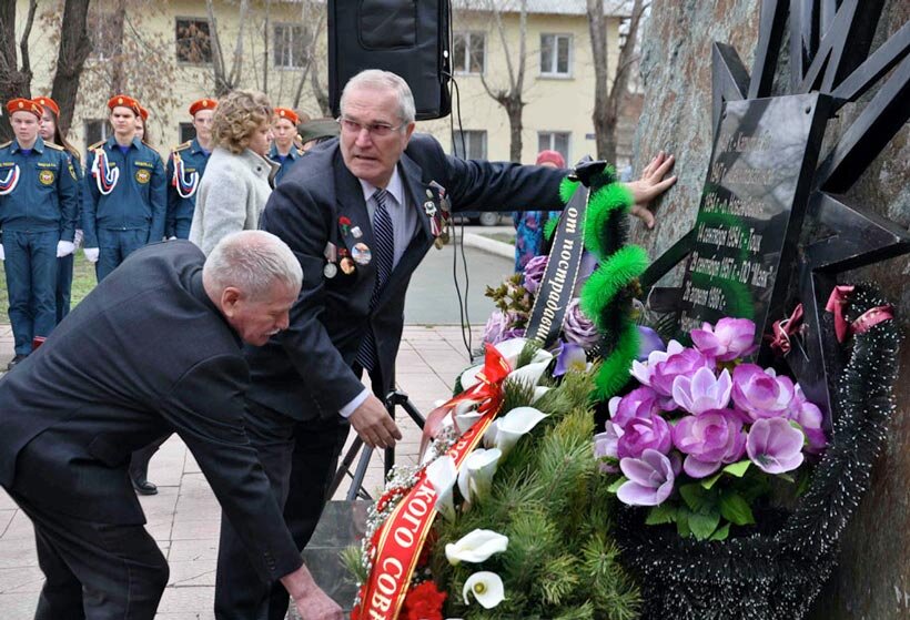 Атом солдат. Памяти павшим солдатам картинка. Чернобыль хроника. Фото памятников, ветеранов ВОВ, сражений, солдат. Репортажи 26 апреля.