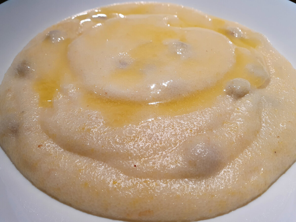 Манная каша с полентой, изюмом и маслом. Ужин в тарелке дочки